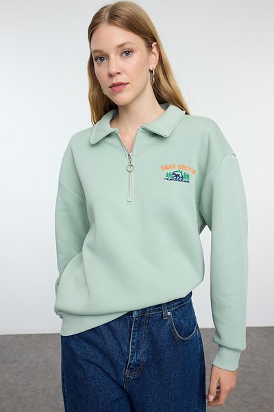 Trendyol Collection Detailní mikina s mátovou výšivkou Regular Fit Fleece - silná vnitřní TWOAW24sw00162