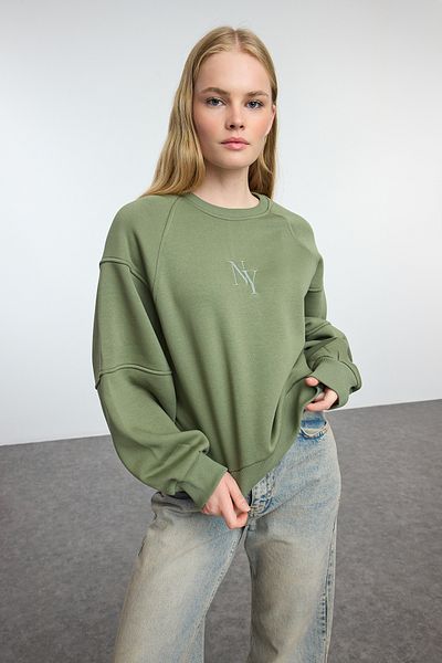 Trendyol Collection Khakifarbenes Sweatshirt mit Stickereidetails aus dickem Fleece innen – Rundhalsausschnitt, normale Passform TWOAW24SW00199