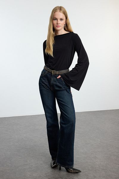 Trendyol Collection Schwarze Bluse mit spanischen Ärmeln und Stretch-Stoff - Bequeme Passform TWOAW25BZ00203