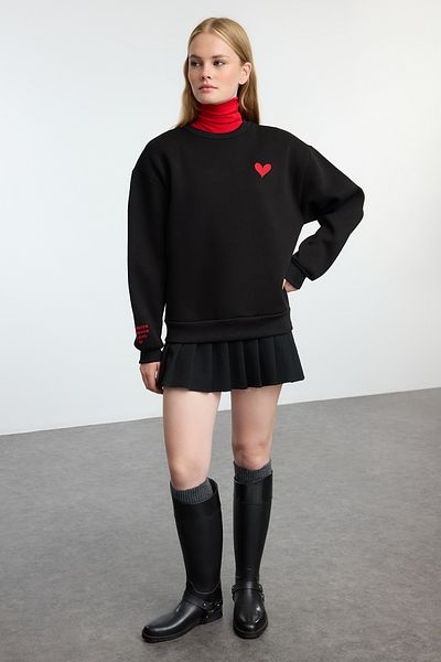 Trendyol Collection Дебел суитшърт с черен бродиран полар - стандартна кройка TWOAW25sw00176