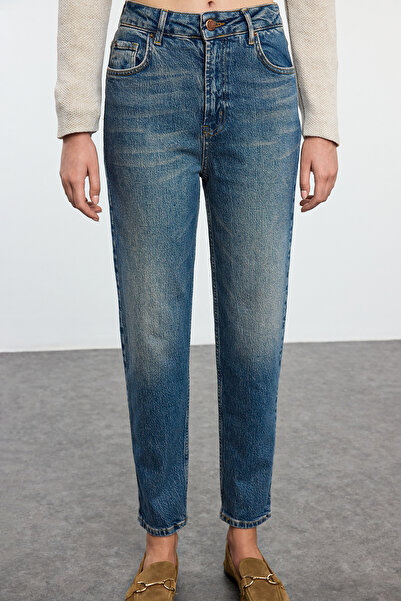 Trendyol Collection Magas derekú Vintage Slim Mom farmernadrág - sötétkék halvány hatású TWOAW25JE00156