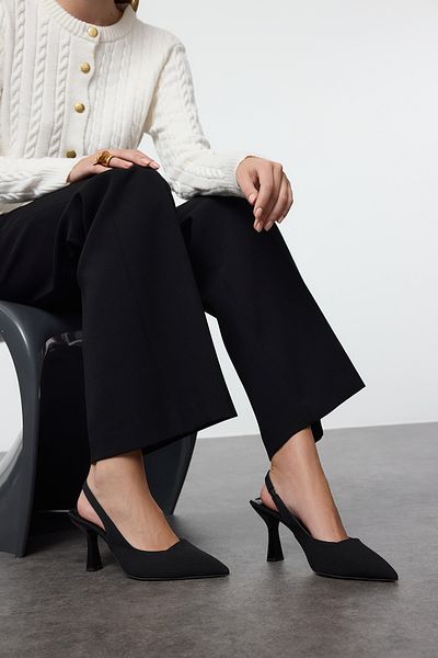 TRENDYOL SHOES Schwarze Damenschuhe mit spitzer Zehenpartie und offenem Rücken und dünnem Absatz TAKAW25TO00010