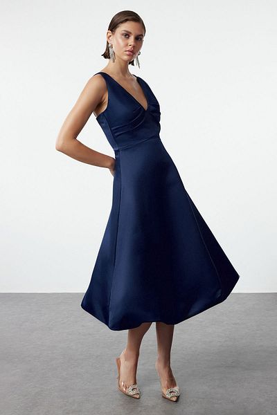 Trendyol Collection Námořnická modrá Stylové midi večerní šaty Noční šaty Saténová balonová sukně TPRAW25EL00010
