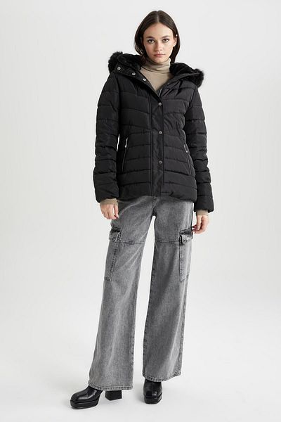 DeFacto Pufferjacke mit Kunstfell-Kapuze – wasserabweisend, abnehmbar, gesteppt, normale Passform A7168ax23wn