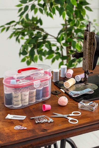 Favore Casa Set de cusut cutie ovală din plastic util roșu