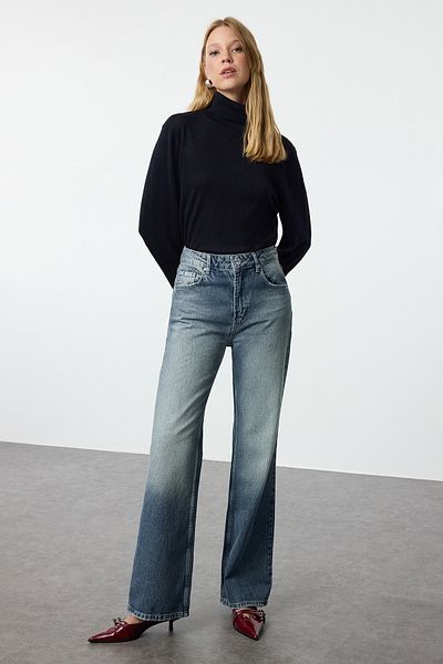 Trendyol Collection Hellblaue Vintage-Jeans mit breitem Bein und hoher Taille – blasser Effekt, TWOAW25JE00173