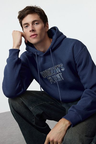 Trendyol Collection Indigová oversize/široký střih mikina s kapucí, vyšívaná fleecová vnitřní strana Tmnaw25Sw00038