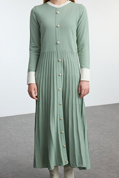 Trendyol Modest Barevně blokované mátové plisované úpletové šaty - TCTAW25EB00092