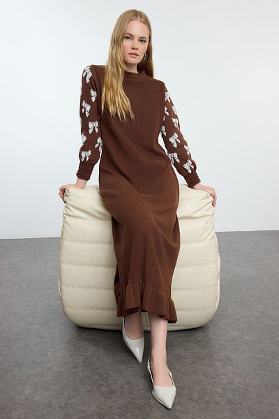 Trendyol Modest Πλεκτό φόρεμα με μοτίβο καφέ κορδέλας TCTAW25EB00065
