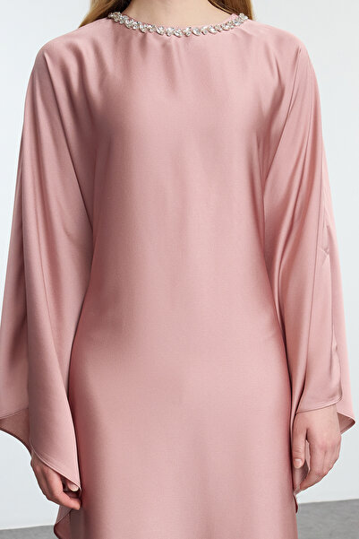 Trendyol Modest Βραδινό φόρεμα από σατέν υφαντό με αξεσουάρ από πέτρα από αποξηραμένο τριαντάφυλλο TCTAW25DB00007