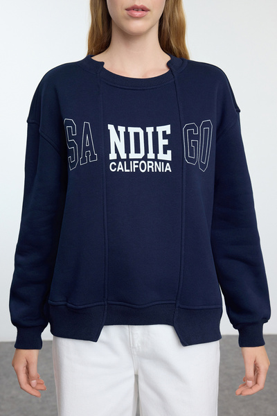 Trendyol Collection Námořnická modrá oversize pletená mikina - Slogan Print, Detail sukně TWOAW25sw00100