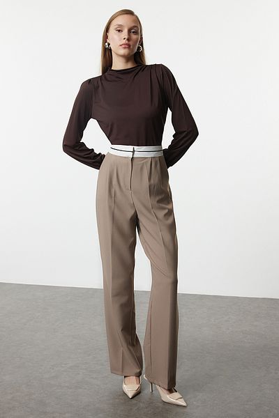 Trendyol Collection Καφέ πλεκτή μπλούζα με εύκαμπτη λεπτομέρεια Gipe - Stand γιακά, κανονική εφαρμογή TWOAW24BZ00022