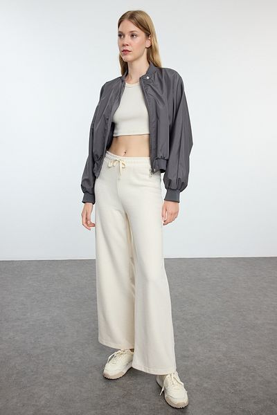 Trendyol Collection Weiße gerippte Hose mit weitem Bein - Thessaloniki Knitted, TWOAW25PL00017