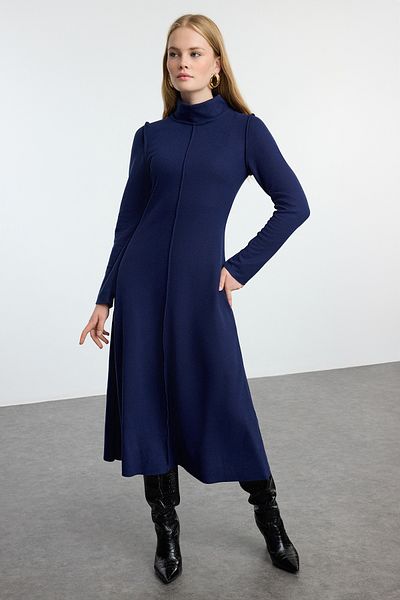 Trendyol Collection A vonalú sötétkék Midi kötött ruha - Thessaloniki/Kitwear megjelenés, varrással TWOAW24EL00333