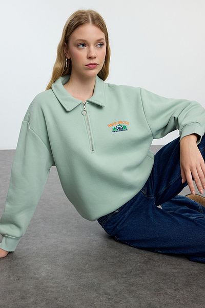 Trendyol Collection Detailní mikina s mátovou výšivkou Regular Fit Fleece - silná vnitřní TWOAW24sw00162