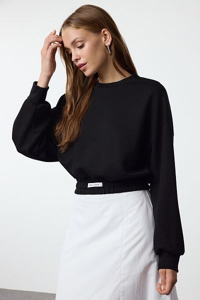 Trendyol Collection Schwarzes Crop-Strick-Sweatshirt mit weichen Knöpfen – bequeme Passform, Etikettendetail TWOAW25SW00076