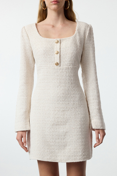 Trendyol Collection Tweed tkané minišaty - A-Line, čtvercový límec, detail knoflíku, Ecru Twoaw23El00938