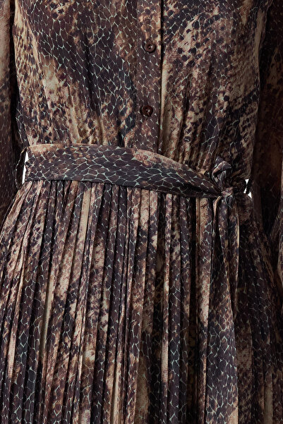 Trendyol Collection Χειμερινό Maxi Φόρεμα - Καφέ, Animal Print, Πλισέ και Φόδρα TWOAW25EL00156