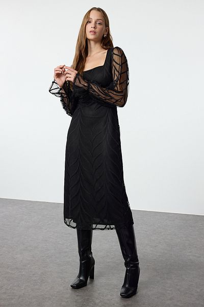 Trendyol Collection Dehnbares, gestricktes, schwarzes Midikleid – lange Ärmel, gerade Spitze, A-Linie – TWOAW25EL00413