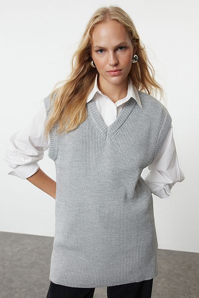 Trendyol Collection Šedý pletený svetr s výstřihem do V - TWOAW25SV00018
