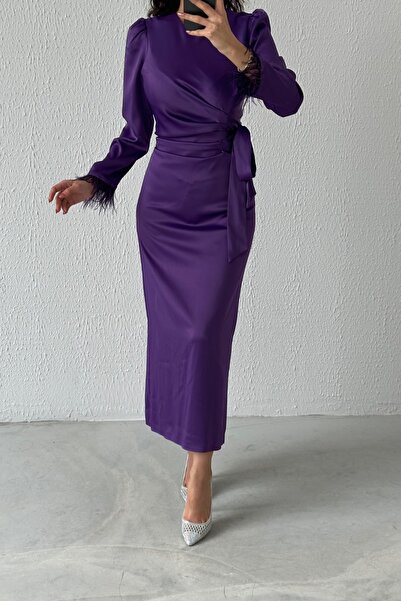 LEYUZE BUTİK فستان سهرة من الساتان الأرجواني - لمسات أنيقة وأكمام ريشة