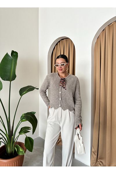 Laluvia Einfarbige Strickjacke mit hellem Nerzschal 241026