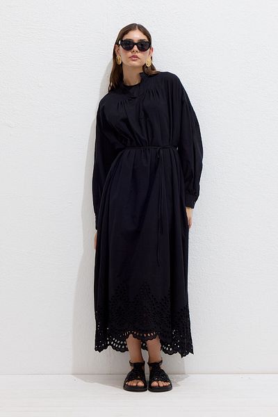 Manuka Schwarzes, besticktes Kleid