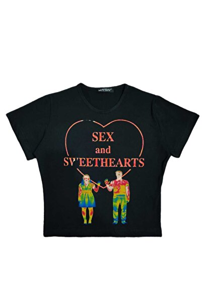 MAYDAY CULTURE Γυναικείο μπλουζάκι με στάμπα με λαιμόκοψη σε μήκος μέσης