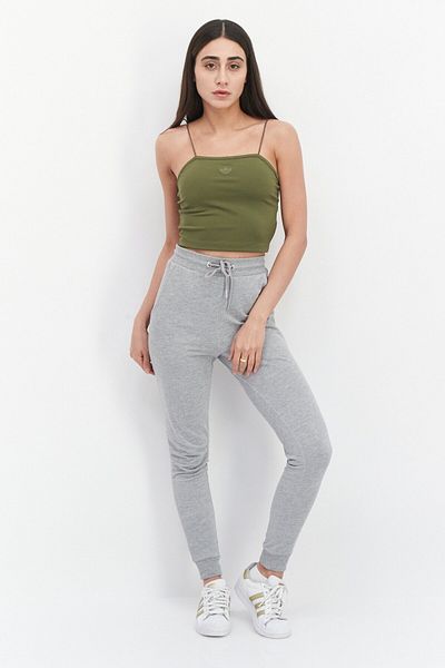 Adidas Originals قميص رياضي نسائي خارجي بشعار العلامة التجارية، زيتوني غامق