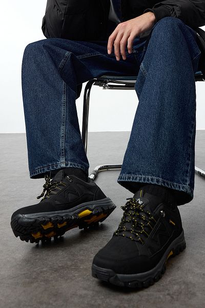 TRENDYOL SHOES Trekking-Sportschuhe für Herren - Schwarze Kontrastsohle Takaw25sn00051