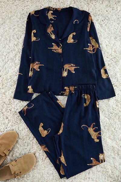 Trendyol Collection Viskose-Pyjama-Set – Marineblaues Tigermuster, THMAW25PT00036