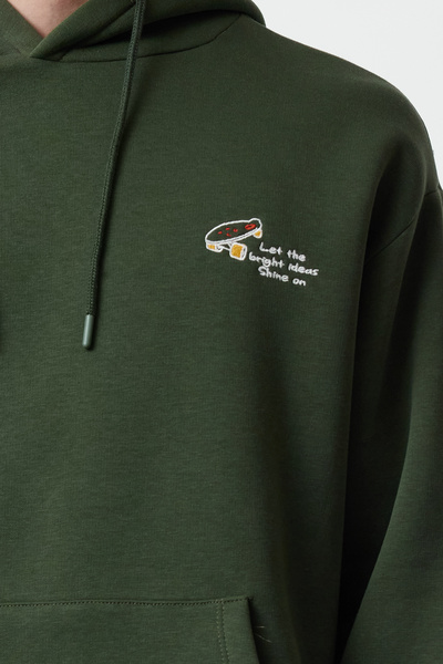 Trendyol Collection Хакі світшот оверсайз широкий з вишивкою на флісі з капюшоном зсередини TMNAW25SW00016