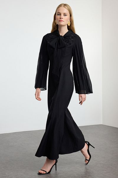 Trendyol Modest Šifonové černé večerní šaty s rukávy – vyšívaný detail TCTAW25DB00002