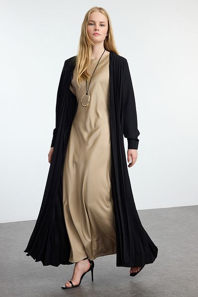 Trendyol Modest Plissierte schwarze Kappe - Ferace/Abaya TCTAW25KF00008