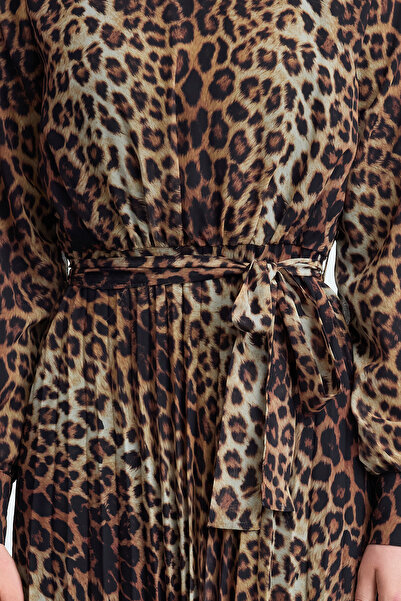 Trendyol Modest Plisované šifonové šaty s leopardím vzorem – hnědé TCTSS24EB00151