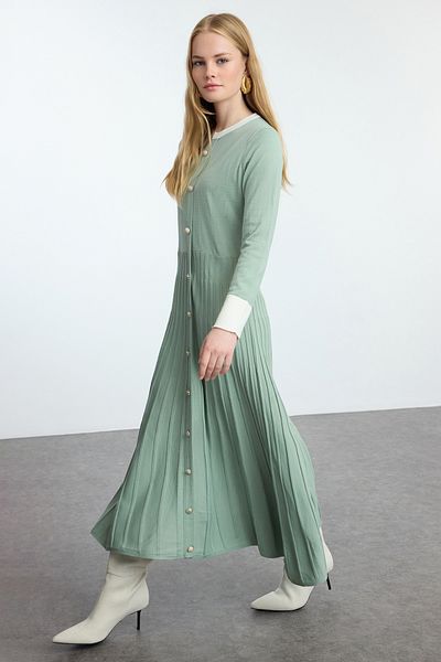 Trendyol Modest Barevně blokované mátové plisované úpletové šaty - TCTAW25EB00092