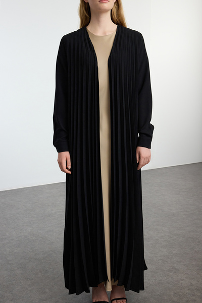 Trendyol Modest Plisovaná černá čepice - Ferace/Abaya TCTAW25KF00008