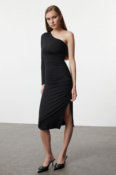 Trendyol Collection Schwarzes Midi-Strickkleid mit asymmetrischem Kragen und gerafftem Ärmel - TWOAW24EL00172