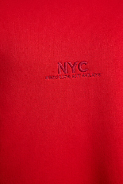 Trendyol Collection Übergroßes rotes Fleece-Strick-Sweatshirt mit Slogan-Stickerei - TWOAW25sw00148