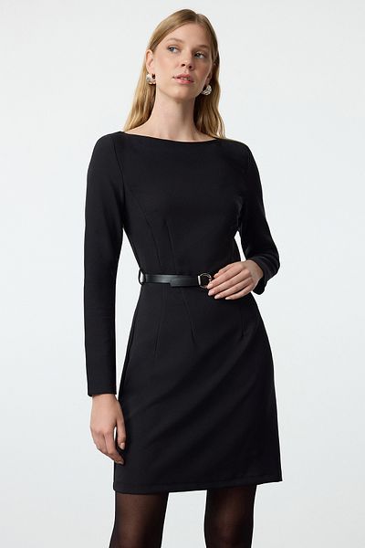 Trendyol Collection Mini sukienka tkana - czarna z paskiem, dopasowana Twoaw25el00365