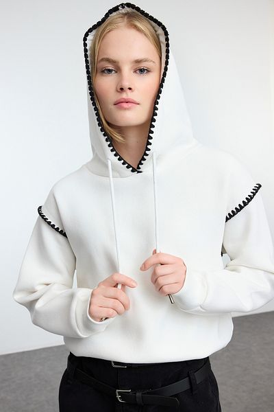 Trendyol Collection Fleecová ecru pletená mikina s kapucí – detailně háčkovaná, uvnitř silná TWOAW24SW00180