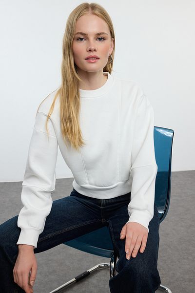 Trendyol Collection Ecru Fleece prošívání Detailní tlustá vnitřní mikina - Regular Fit TWOAW24SW00169