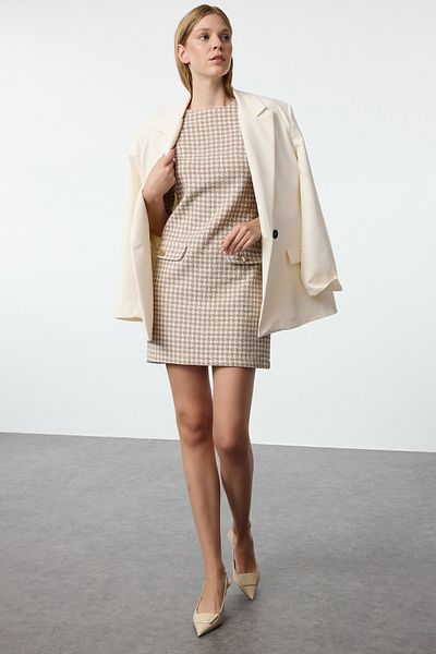 Trendyol Collection Τουίντ υφασμένο - Φόρεμα με ίσια κοπή και λεπτομέρεια με κουμπιά Twoaw25el00158