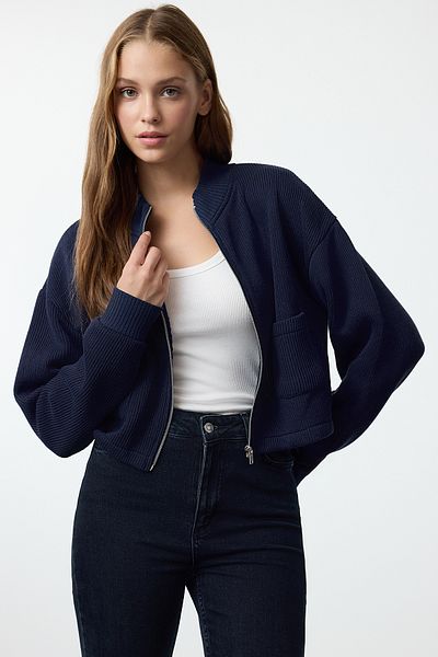 Trendyol Collection Тъмносиня яка с цип - късо яке с джоб и детайли Twoaw25ce00011