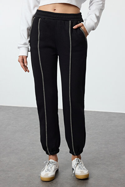 Trendyol Collection Černé kontrastní prošívání rovného střihu tlusté vnitřní fleecové pletené tepláky kalhoty TWOAW25EA00016