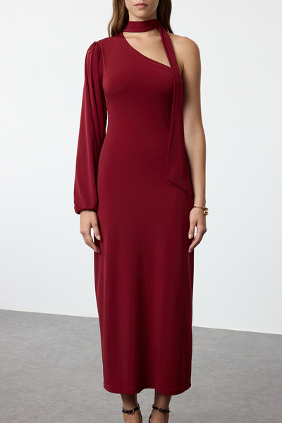 Trendyol Collection Elastyczna dopasowana sukienka dzianinowa - Claret Red, prosty wiązany detal, szalik midi, dopasowany do ciała TWOAW25EL00407