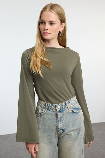 Trendyol Collection Khakifarbene Stretch-Strickbluse mit spanischen Ärmeln – bequeme Passform TWOAW25BZ00203