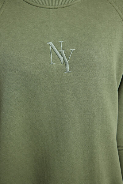 Trendyol Collection Khaki színű hímzés, részletes, vastag polár belső pulóver - szűk nyakú, normál szabású TWOAW24SW00199