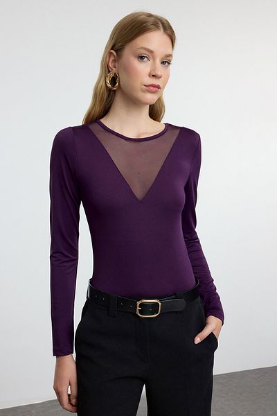 Trendyol Collection Flexibler Strickbody - Pflaume, Rundhalsausschnitt, tiefer Ausschnitt aus Tüll, Druckknopfverschluss TWOAW24BD00012
