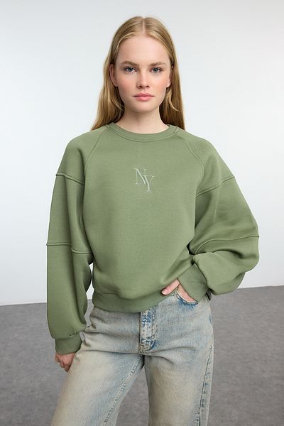 Trendyol Collection Khakifarbenes Sweatshirt mit Stickereidetails aus dickem Fleece innen – Rundhalsausschnitt, normale Passform TWOAW24SW00199